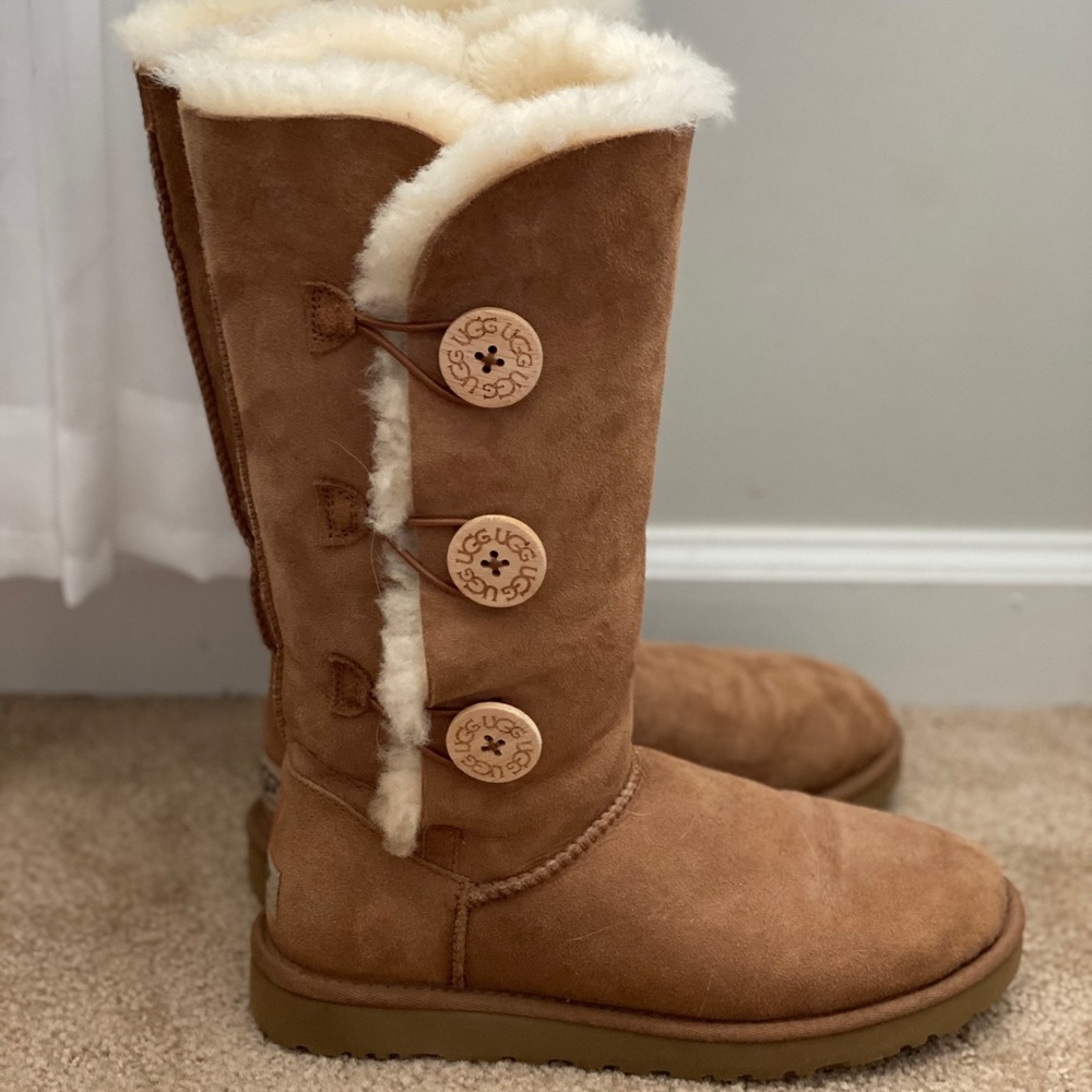UGG Size 7 Bailey Buttons